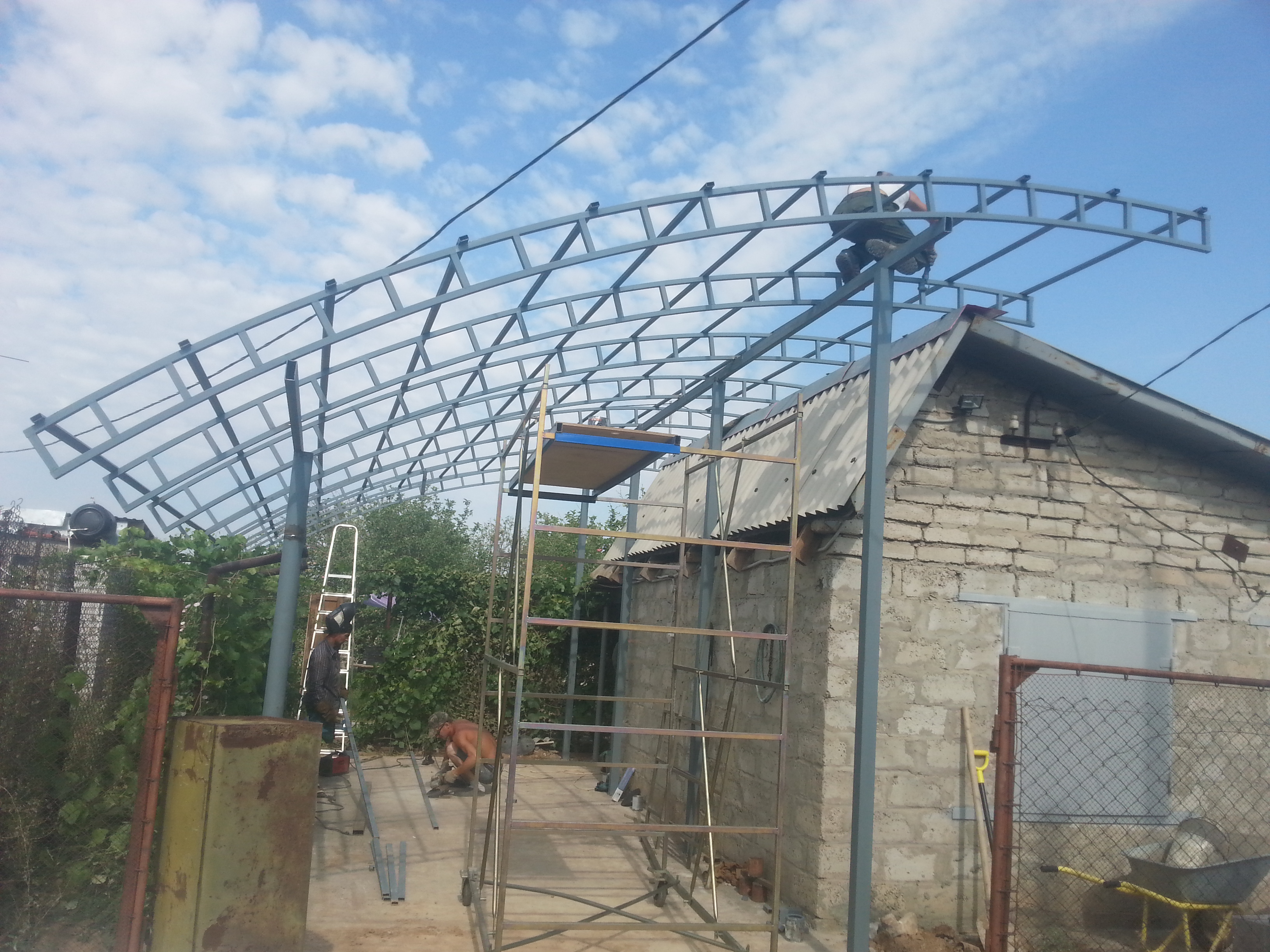 Монтаж навеса с металлическими фермами. 